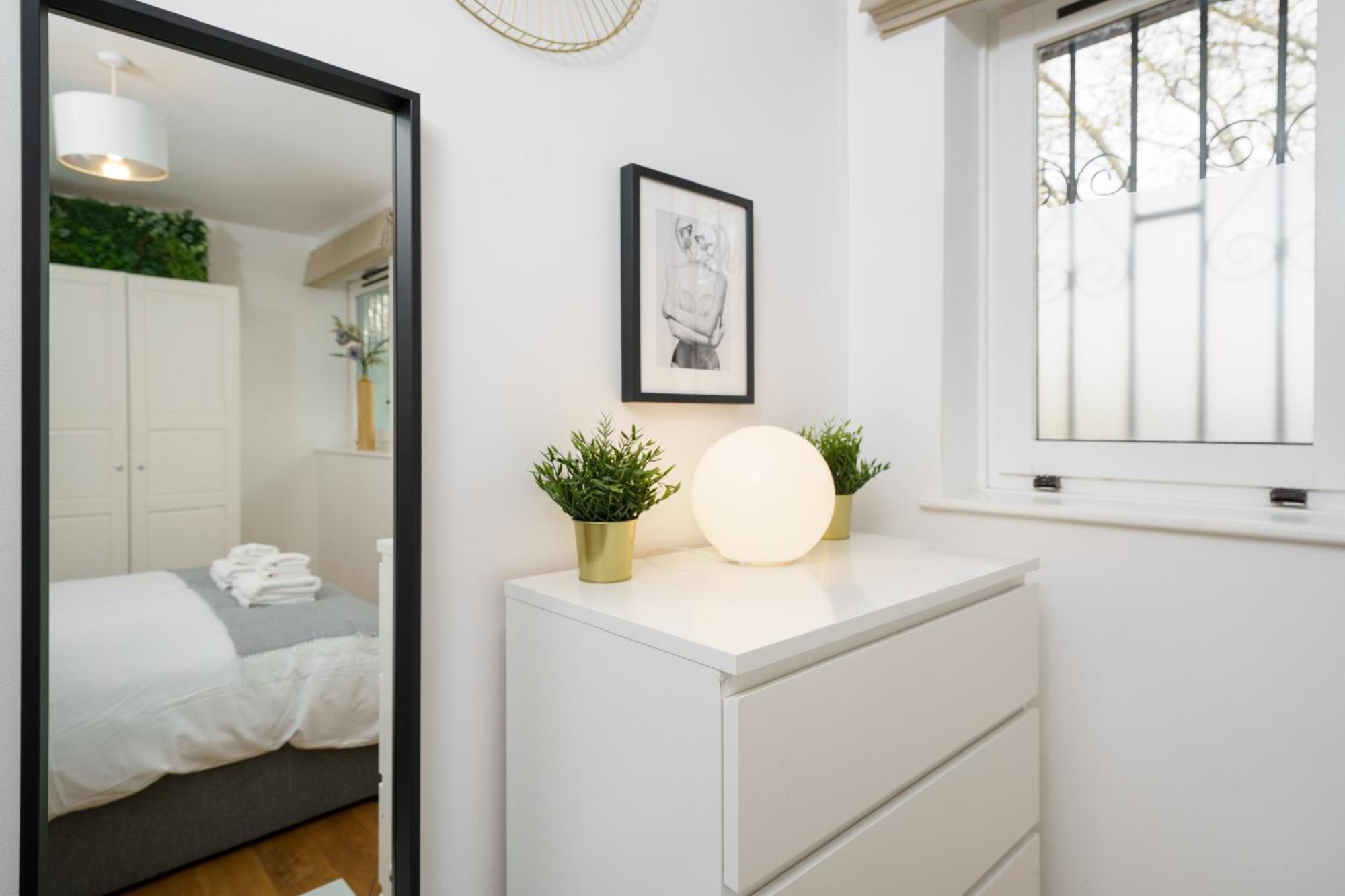 Lovely Apartment In Victoria Park Village London Eksteriør billede